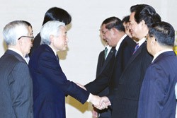 Japanese Emperor Akihito shakes hands with Prime Minister Nguyen Tan Dung (second, right) at a reception of Greater Mekong sub-region country leaders.