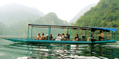 Visitors at Ba Be Lake in Bac Can Province. (Photo: SGGP)