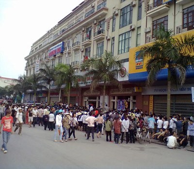 People flock to Kinh Bac General Hospital to react angrily to her death and that of her unborn child