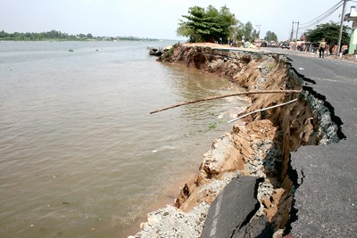 Riverside landslide cuts off Highway 91 in Binh My Commune, Chau Phu District in An Giang Province (Photo: SGGP)