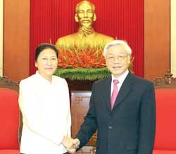 Party leader Nguyen Phu Trong (R) receives Lao National Assembly Chairwoman Pany Yathotou in Ha Noi.