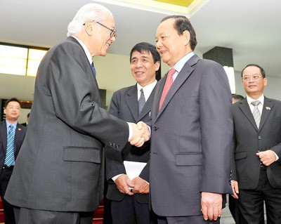 Singapore President Tony Tan Keng Yam is warmly welcomed by City Party Secretary Le Thanh Hai (R).