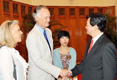 PM Nguyen Tan Dung welcomes New7Wonder Founder-President Bernard Weber, Hanoi, April 27, 2012 – Photo: VGP