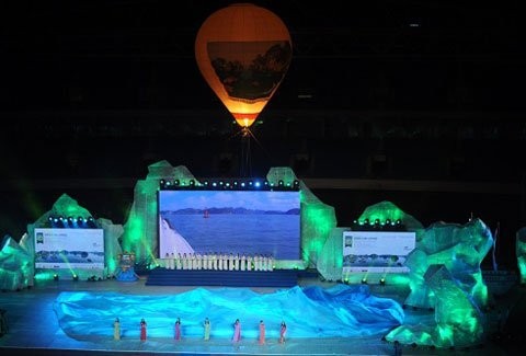 The whole stadium redesigned to resemble a huge stage in the form of a small Ha Long Bay (photo VNExpress)