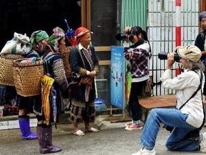 Visitors take photos of ethnic minority groups in Sa Pa (Photo:VNA)