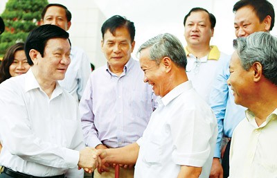 State President Truong Tan Sang (L) meets with people of Phu Quoc Island.