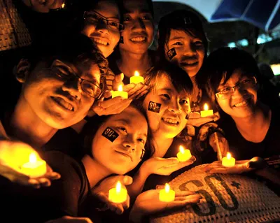 Các bạn trẻ TPHCM đốt nến kêu gọi mọi người hưởng ứng Giờ Trái đất 2012.