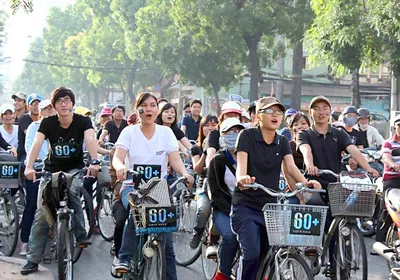 Tình nguyện viên đạp xe tuyên truyền “Một Giờ Trái đất khác biệt”.