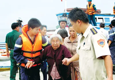 Sơ tán người dân Cần Giờ vào nơi an toàn.
