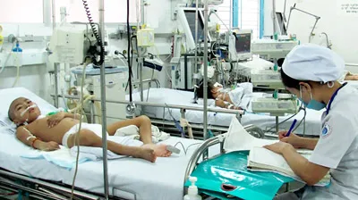 Phòng chống dịch bệnh ở TPHCM: Hoành tráng trên, teo tóp dưới...