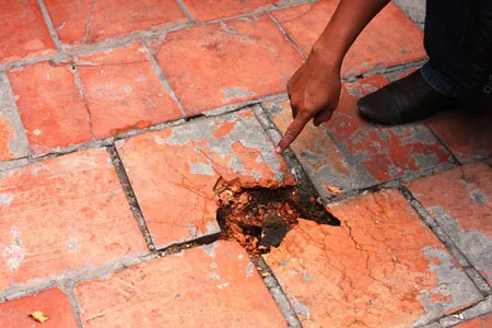 Mâu thuẫn mua bán đất, dùng vật gây nổ đe dọa