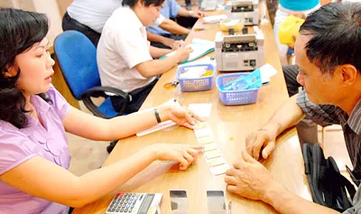 Giao dịch vàng miếng tại Công ty SJC. Ảnh: Kim Ngân