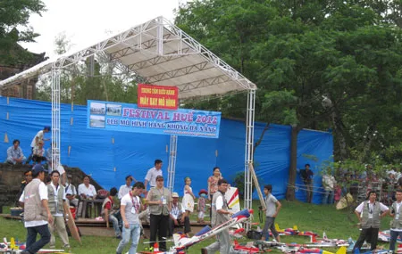 Chuẩn bị máy bay mô hình để biểu diễn