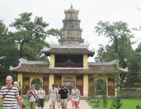 Khách du lịch quốc tế đến tham quan các Di tích tại Huế và đón chờ đêm khai mạc Festival Huế 2012 sẽ khai mạc tối nay, 7-4