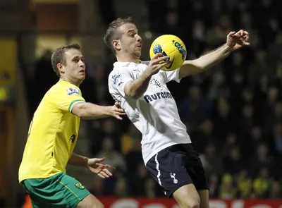 Tiền vệ Rafael van der Vaart (phải, Tottenham) kiểm soát bóng trước David Fox (Norwich) ở lượt đi.