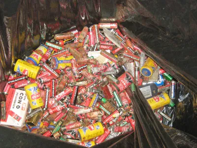 Thu gom pin đã sử dụng. Ảnh: Đình Dư