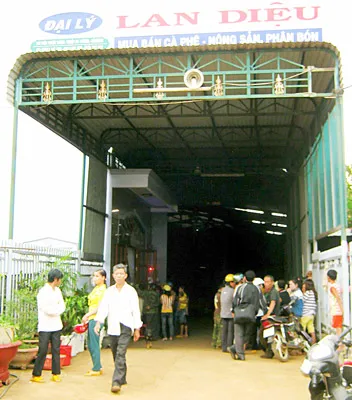 Người dân xã Thuận An tập trung đến đại lý Lan Diệu đòi nợ.