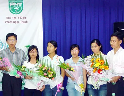 Bác sĩ Đinh Vũ Quốc Dũng (bìa phải) tại lễ trao học bổng Nguyễn Văn Hưởng lần thứ 11. Ảnh: Mai Nguyễn