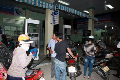 Một số cây xăng trên đường Kha Vạn Cân, quận Thủ Đức vẫn bán đến sát thời điểm tăng giá xăng. Ảnh chụp lúc 19 giờ 35 ngày 20 - 4. Ảnh: Trần Thanh