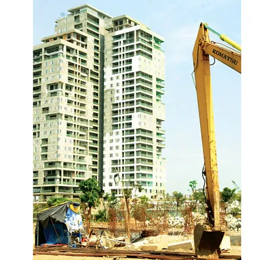 Công trình xây dựng lố tầng tại đảo Kim Cương, quận 2. Ảnh: KIM NGÂN