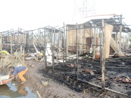 Người dân khóm 2, thị trấn Long Thành, huyện Duyên Hải, tỉnh Trà Vinh lâm cảnh màn trời chiếu đất sau hỏa hoạn