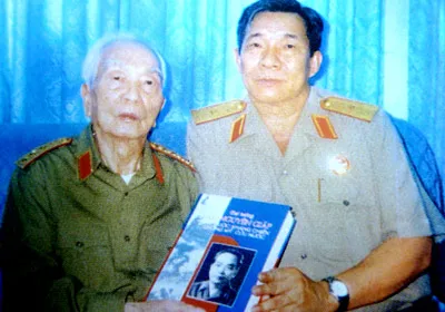 Đại tướng Võ Nguyên Giáp tặng sách cho Thiếu tướng Trần Ngọc Thổ.
