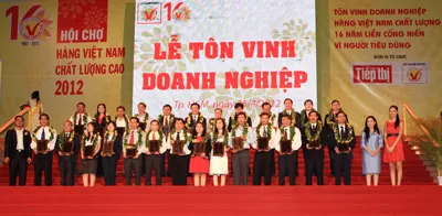 Các doanh nghiệp 16 năm được người tiêu dùng bình chọn Hàng Việt Nam chất lượng cao. Ảnh: TRẦN THANH
