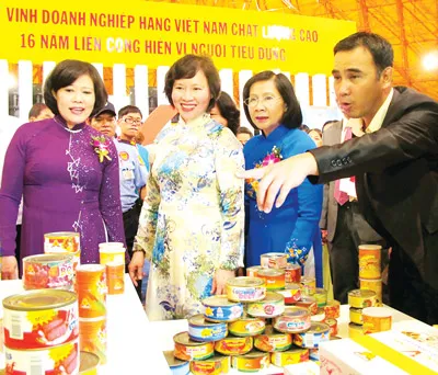 Đại sứ hàng Việt Quyền Linh giới thiệu với các đại biểu, khách tham quan sản phẩm của Công ty Vissan - một trong số 43 doanh nghiệp được tôn vinh Doanh nghiệp Hàng Việt Nam chất lượng cao 16 năm liền.