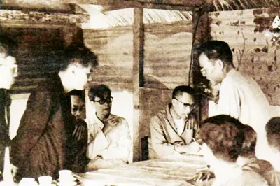 Đoàn Trung ương cục miền Nam trên đường ra Bắc, đang nghe báo cáo tình hình Quảng Trị sau 27-1-1973. Ảnh: TƯ LIỆU