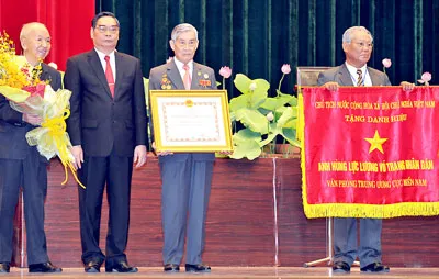 Đồng chí Lê Hồng Anh trao danh hiệu Anh hùng Lực lượng vũ trang nhân dân cho Văn phòng Trung ương Cục miền Nam. Ảnh: Việt Dũng