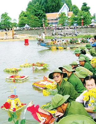 Hoa nở giữa dòng Thạch Hãn