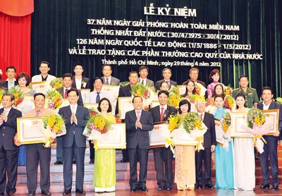 Thủ tướng Nguyễn Tấn Dũng cùng các đồng chí lãnh đạo TPHCM chúc mừng các nghệ sĩ vinh dự đón nhận danh hiệu “Nghệ sĩ ưu tú”. Ảnh: VIỆT DŨNG