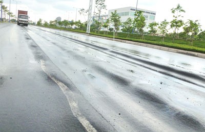 Sections of the East West Highway in An Phu Ward in District 2 are already caving and sinking below surface level (Photo: SGGP)