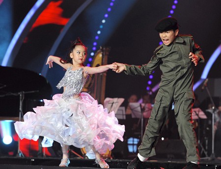 Young dancers Dang Quan (R) and Bao Ngoc, perform in the final round of Vietnam's Got Talent 2011 competition. (Photo: SGGP)