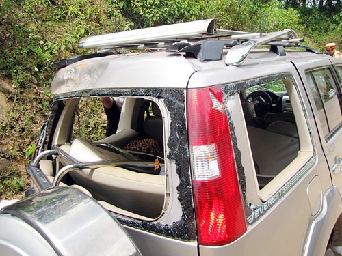 One car was damaged in the ensuing scuffle to prevent Sua trees from being stolen in Quang Binh Province (Photo: Thanh Nien)