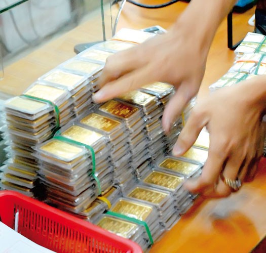 Price of gold in Vietnam retreats to nearly VND42 million a tael on May 8. (Photo: SGGP)