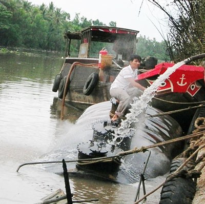 Oil being taken out of the sunken vessel (Photo: SGGP)