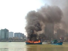 File photo shows a fishing boat brust into flames when it was anchored in Han River (Photo:Tuoi tre)