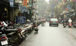 Motorbikes are being parked on pavements in Hang Ngang and Hang Dao streets in Hanoi (Photo:VNA)