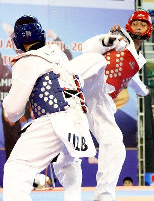 Nguyen Trong Cuong (R) wins gold medal at the Asian Taekwondo Championships (Photo:SGGP)