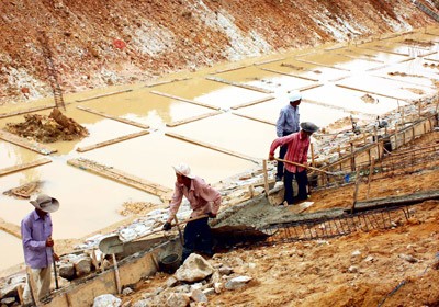 Thach Nham Canal undergoing repairs to retain water for farm agriculture (Photo: SGGP)