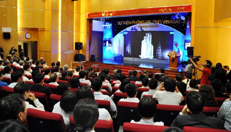 Watching the launch at VNPT' headquarters in Hanoi.(Photo: VNExpress)