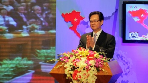 PM Nguyen Tan Dung congratulates VNPT on the successful launch.(Photo: VNExpress)