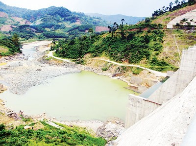 The dam sluice gates of the Dak Mi 4 Hydropower Plant still remain closed, despite a directive by Deputy prime minister Hoang Trung Hai (Photo: SGGP)