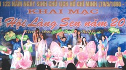 An art performance at the 2012 Sen Village Festival organised in Kim Lien Commune, Nghe An Province. The event in President Ho Chi Minh's homeland is part of celebrations for his birthday (May 19). — VNA/VNS Photo Minh Duc