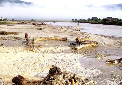 Nam Giai River is now a dry bed after the hydropower plants in Que Phong District of Nghe An Province became operational (Photo: SGGP)