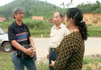 Director Viet Binh (L) and Truong Son war veterans (Photo: Sggp)