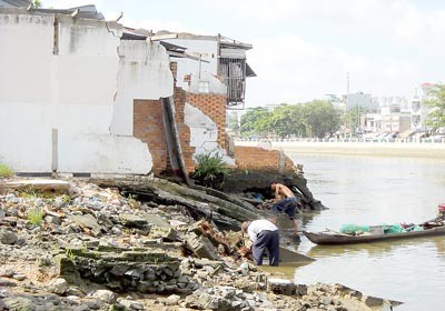 Landslides have caused huge damage along the Thanh Da Canal in Binh Thanh District of HCMC (Photo: SGGP)