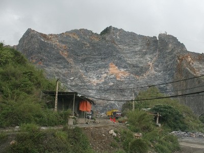 The cliff on which lightening struck, killing six and wounding four others (Photo: Tien Phong)