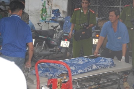 The body of Duy is brought out of the store (Photo: VNExpress)